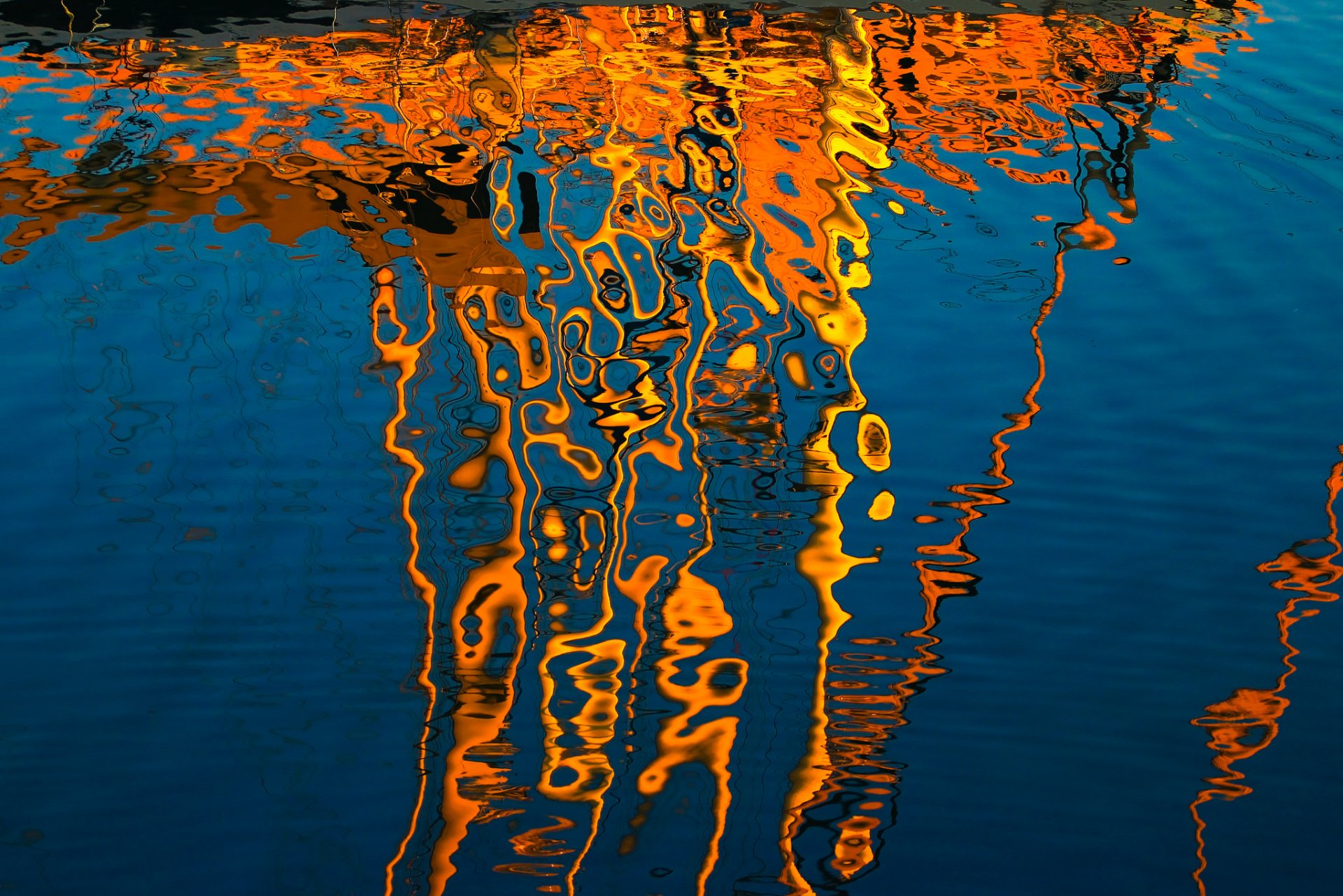 Отражение вода песни. Вода обои. Вода абстракция. Отражение в воде. Блики на воде.