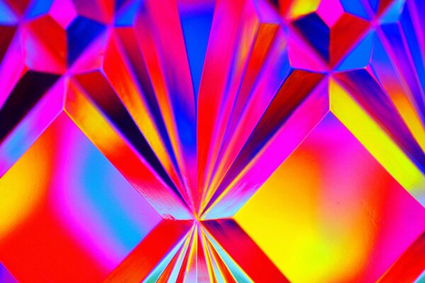 Dreidimensionaler farbiger Kristall mit Licht