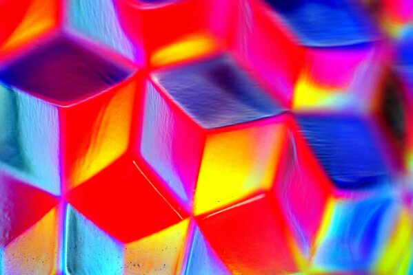 Glas mit dreidimensionalen farbigen Formen
