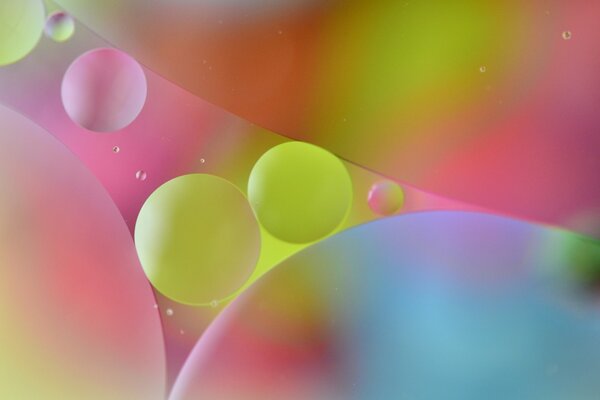 Volumetric bubbles of multicolored oil