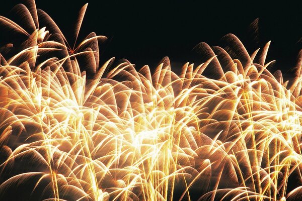 Gelbes Feuerwerk auf schwarzem Hintergrund