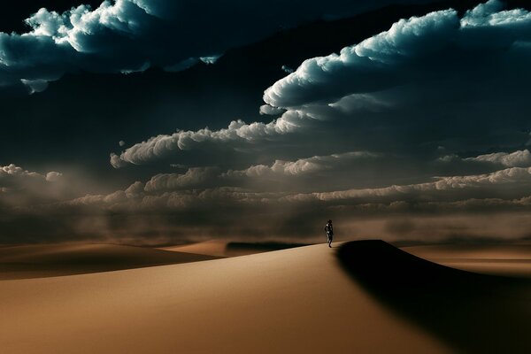 Hermoso cielo en el fondo del desierto