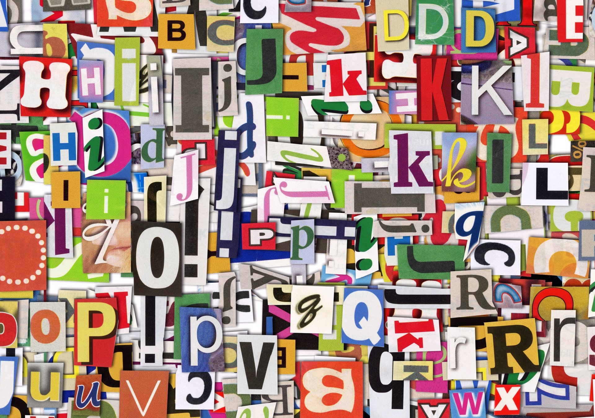 majuscule multicolor recortes periódico inglés letras