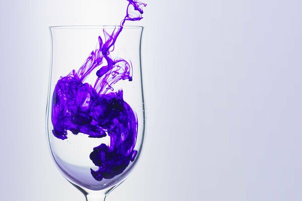 Стеклянный бокал с фиолетовым дымом