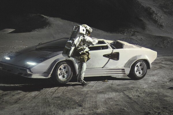 Lamborghini i astronauta na powierzchni Księżyca