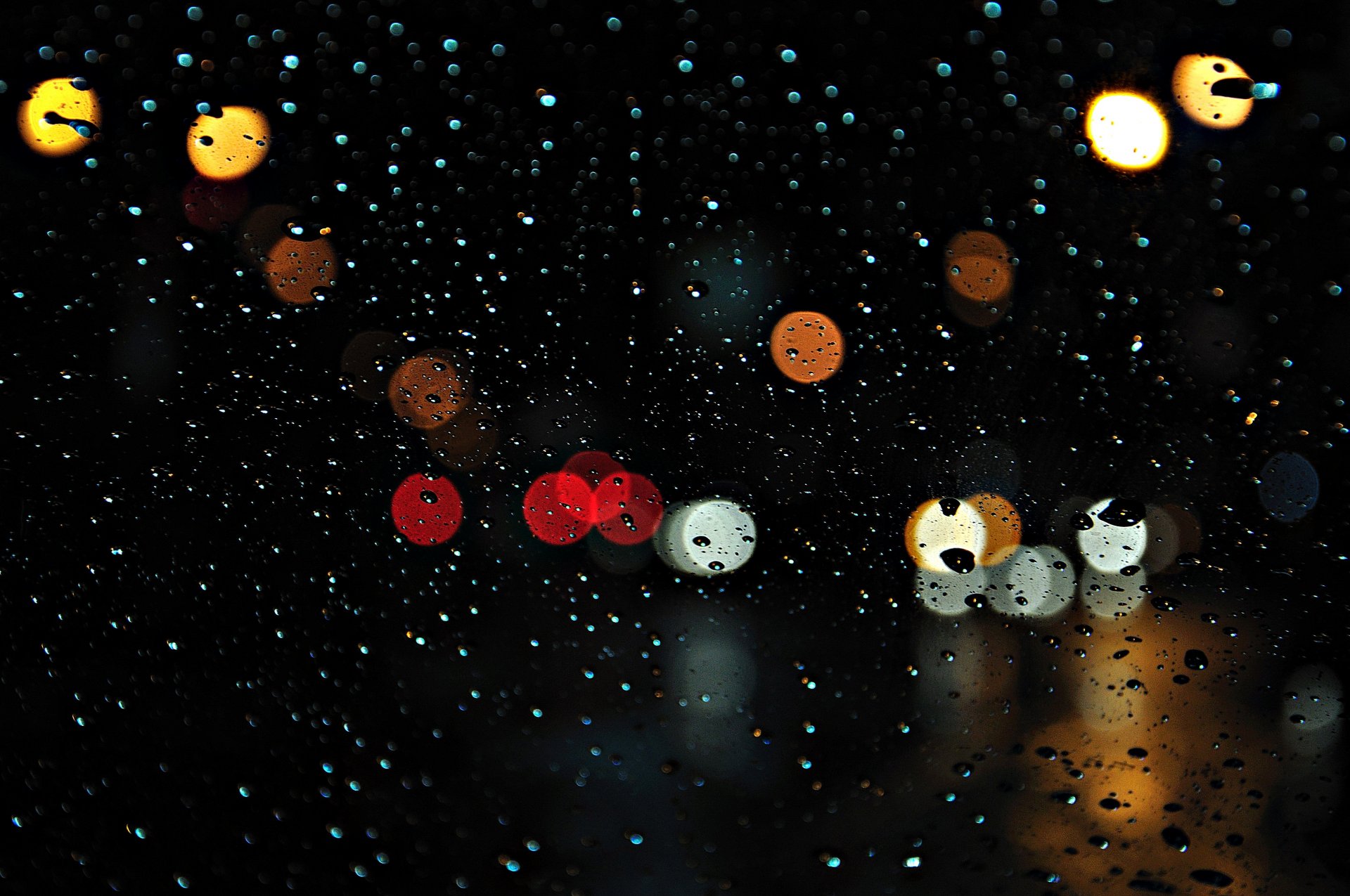 soirée ville pluie verre gouttes lumières bokeh