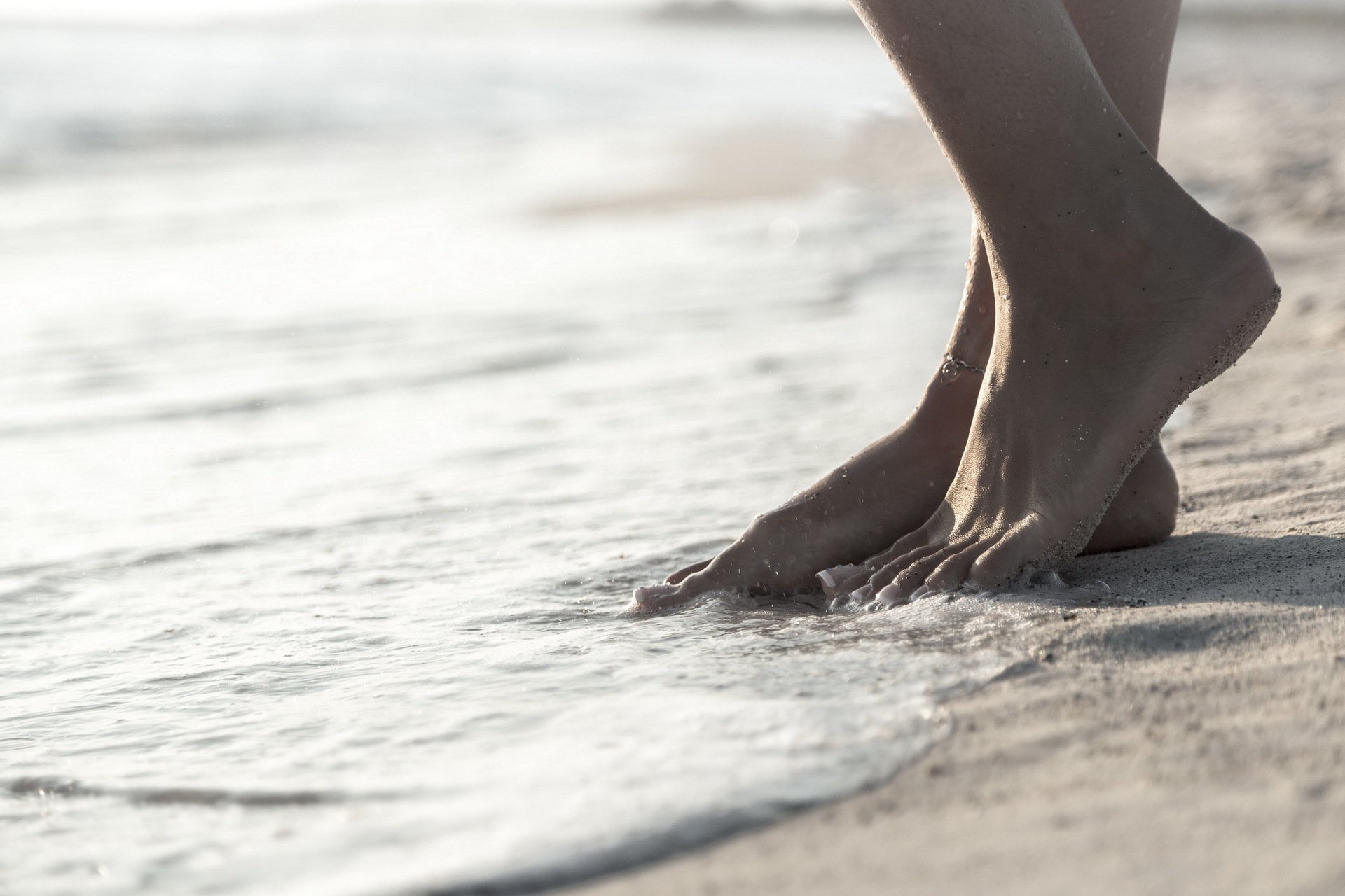 Фото ног на песке у моря