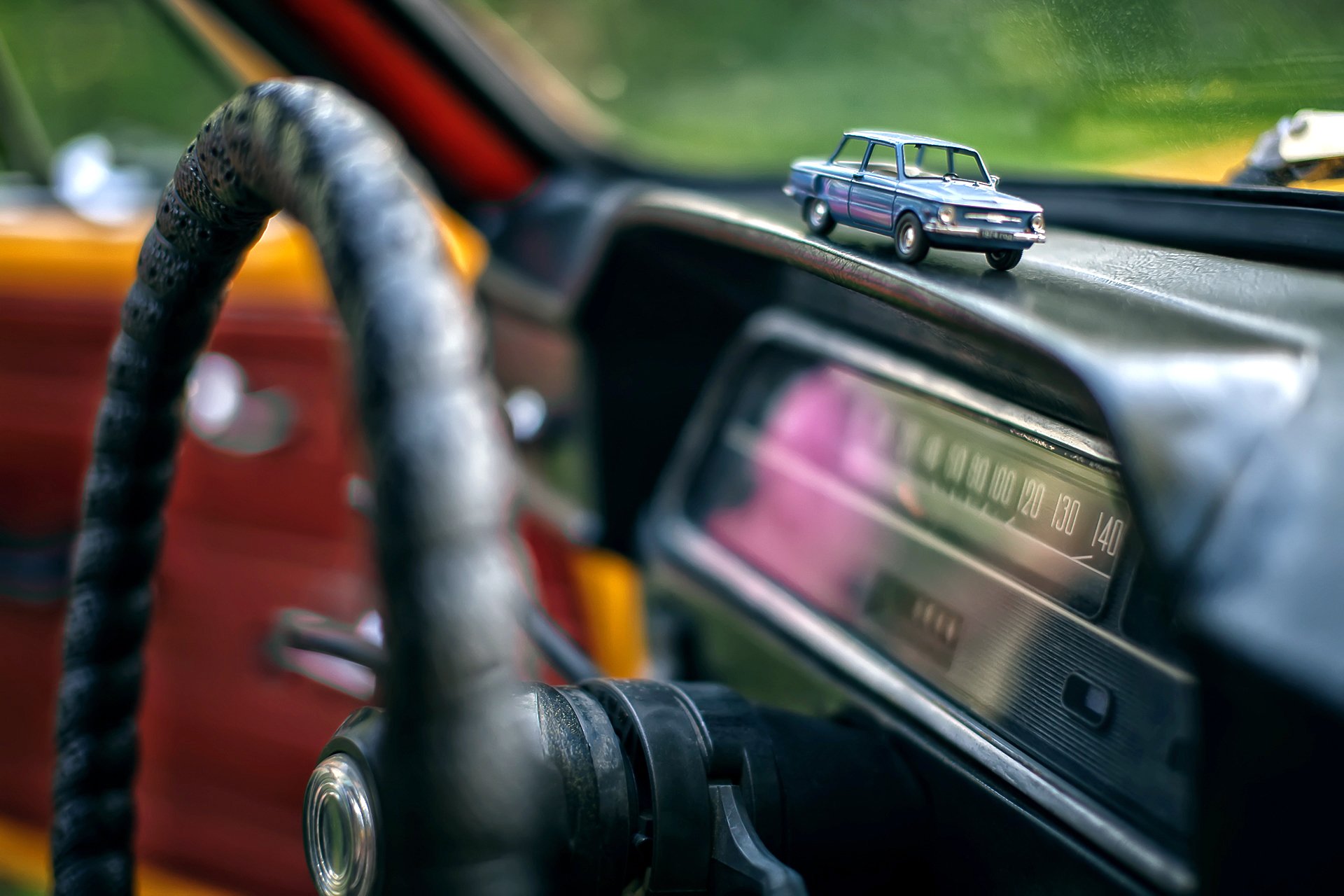 coche zaz-968a zaporozhets retro tuning salón volante panel control instrumentos recuerdo juguete coche borrosidad bokeh macro fondo de pantalla