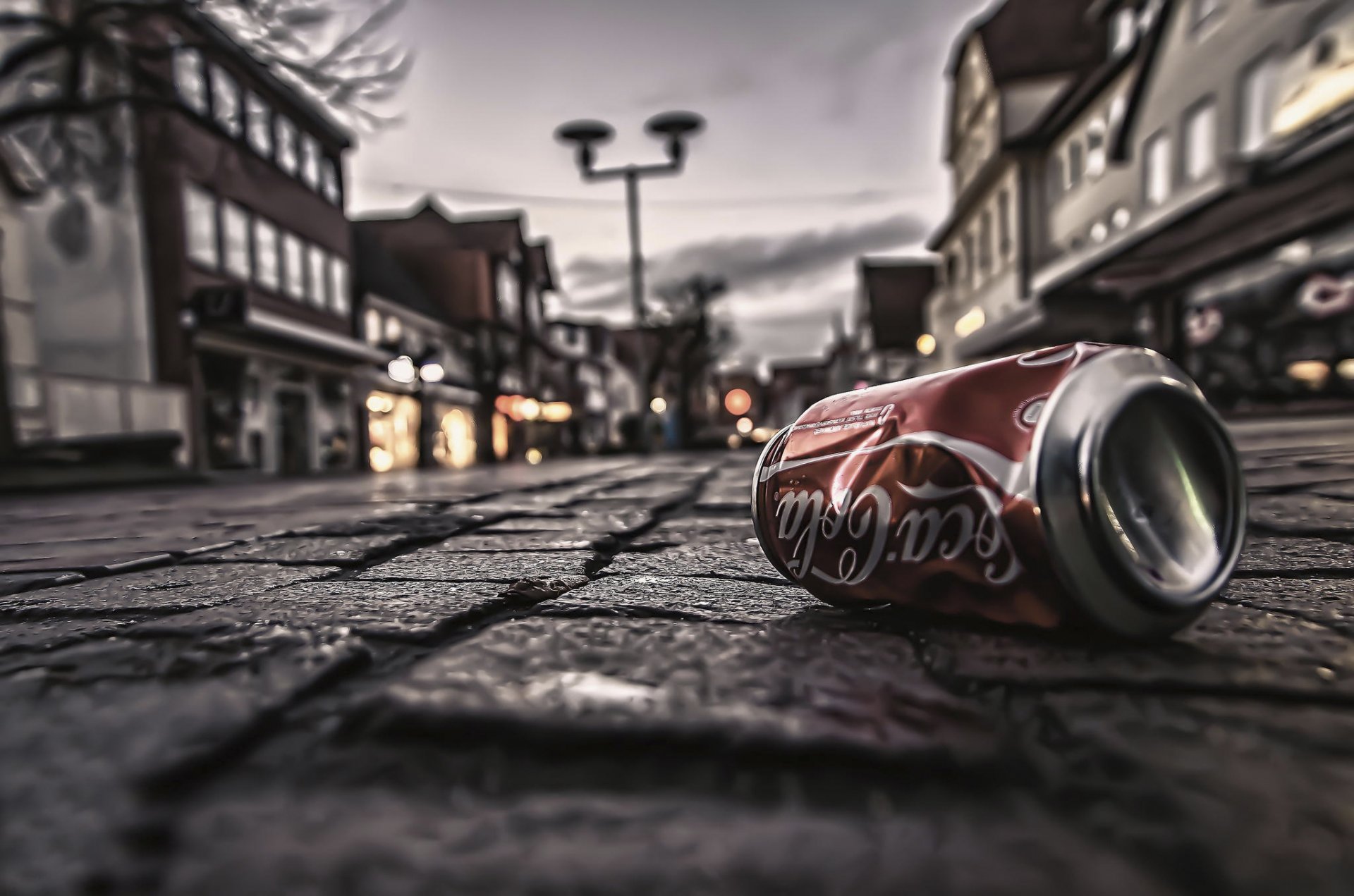 pavimento piedra tarro vacío basura coca-cola