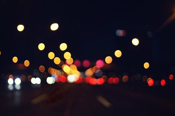 Calle bokeh noche de la ciudad con los coches