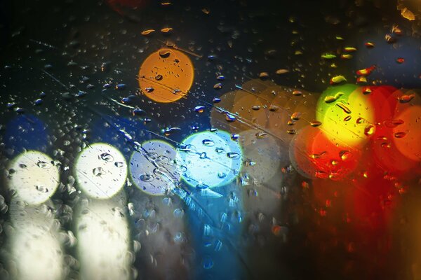 Bunte Regentropfen auf Glas