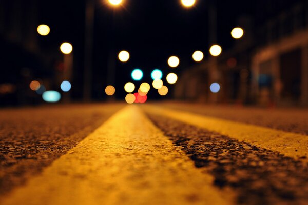 Noche camino foto macro. Efecto bokeh en la foto de la carretera