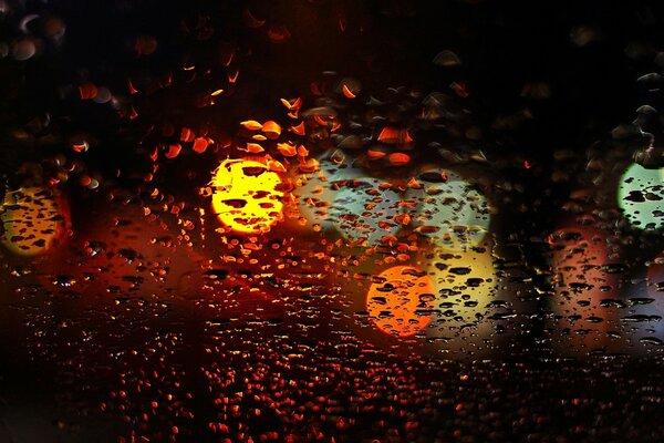 Gouttes de pluie floues sur verre