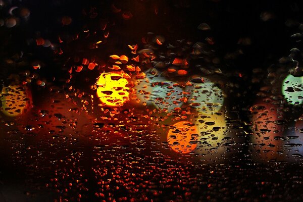 Размытые капли дождя на стекле