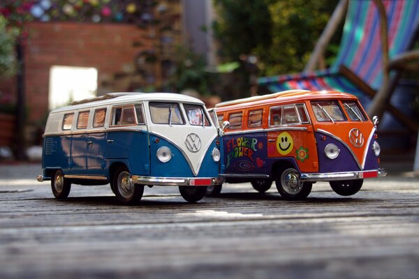 Spielzeugbusse der Marke Volkswagen