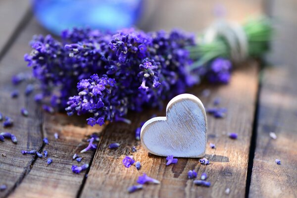 Becket di lavanda su un tavolo di legno con un cuore