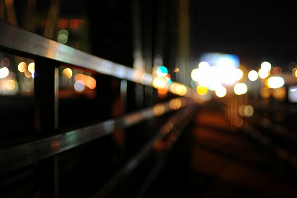 Luces de colores de la ciudad nocturna