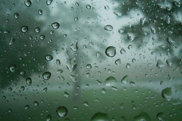 Wassertropfen im Regen auf Glas