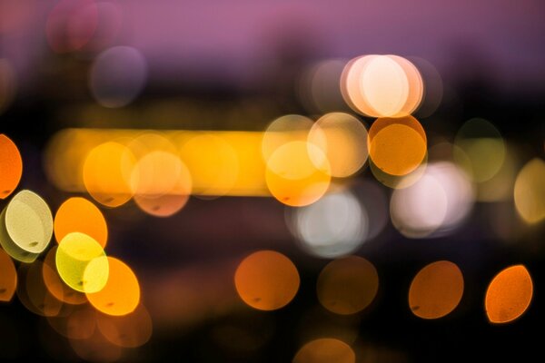 Foto einer verschwommenen Stadt mit gelbem Licht. Nacht Stadt verschwommenes Foto