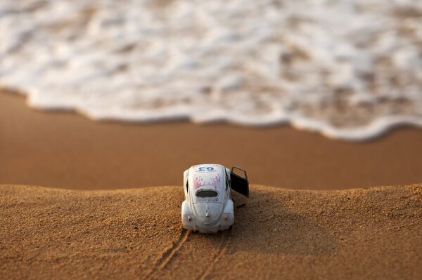 Voiture sur une falaise au large de la mer