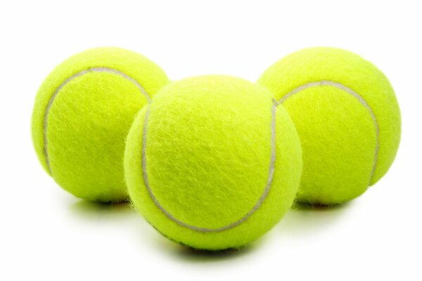 Trois balles de tennis sur fond blanc