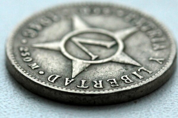 Moneda cubana con una estrella en el centro