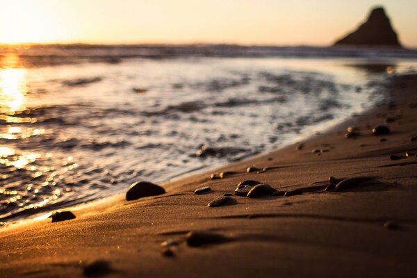 Plage de sable sous les rayons du soleil couchant