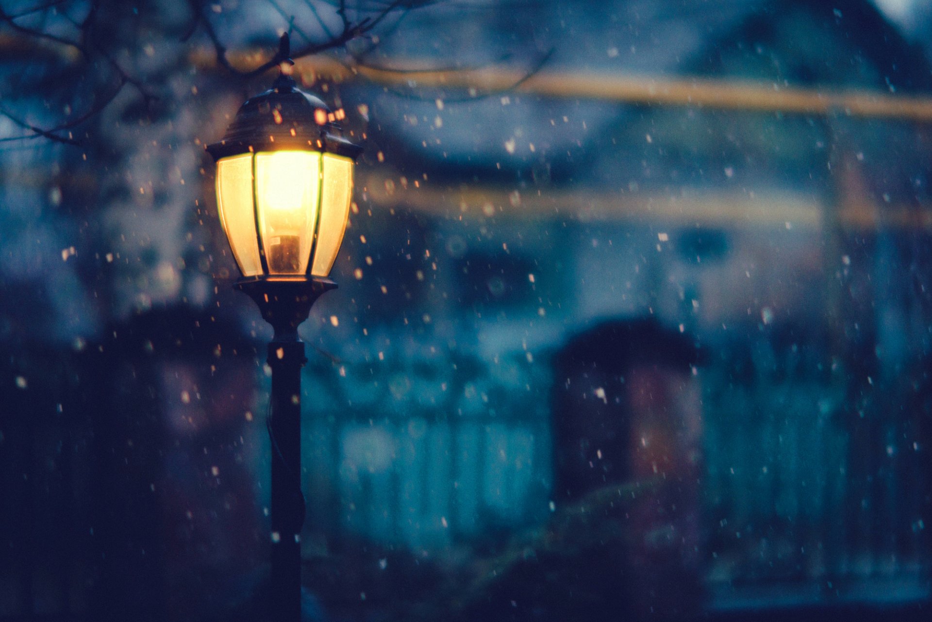 laterne licht beleuchtung nacht schnee winter bäume häuser zaun