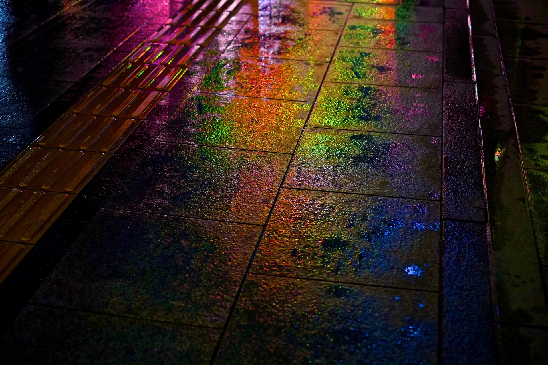 japon heroshima nuit rue humide pluie arc-en-ciel