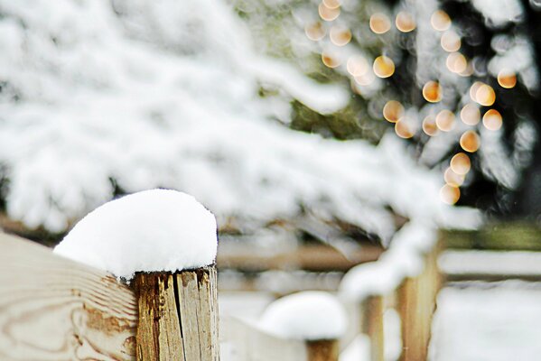 Recinzione in legno con tappi di neve