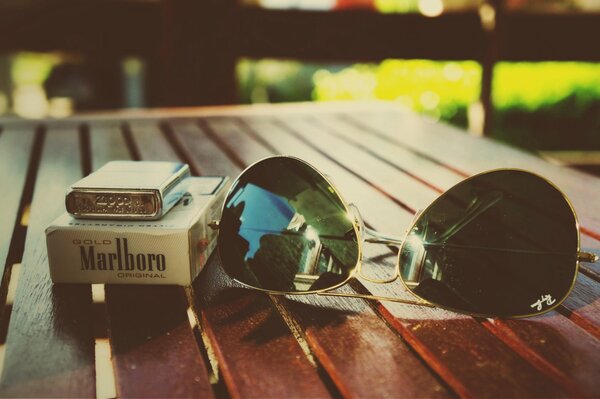 Aviateurs ray ban et tutu Marlboro avec briquet zippo