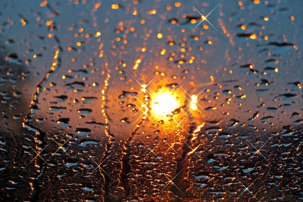 Puesta de sol bajo una ligera lluvia