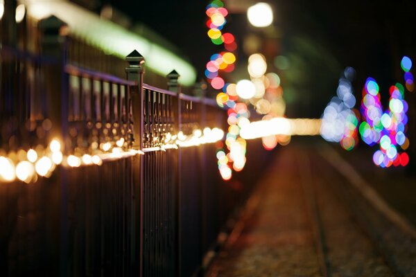 Glitzer der festlichen Lichter in deiner Stadt