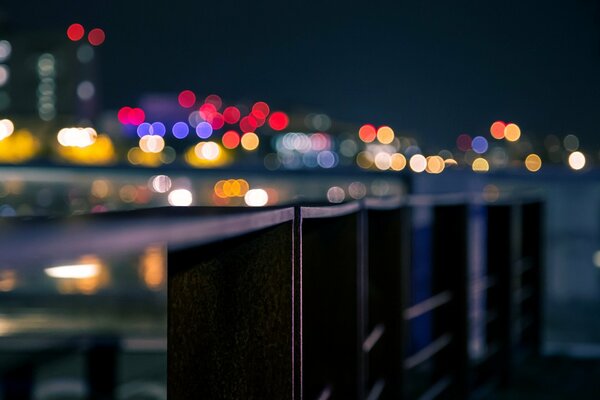 Foto der Nachtstadt. Makro auf Stadt Hintergrund