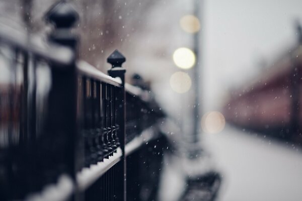 Paisaje de la calle: valla y nieve