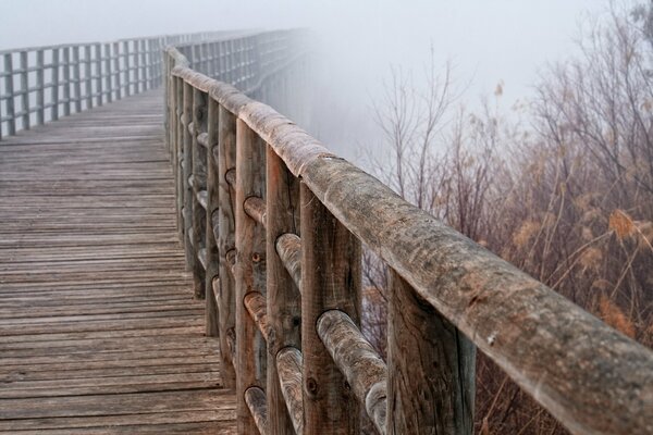 Drewniany most, balustrady mgła jesień Natura krajobraz