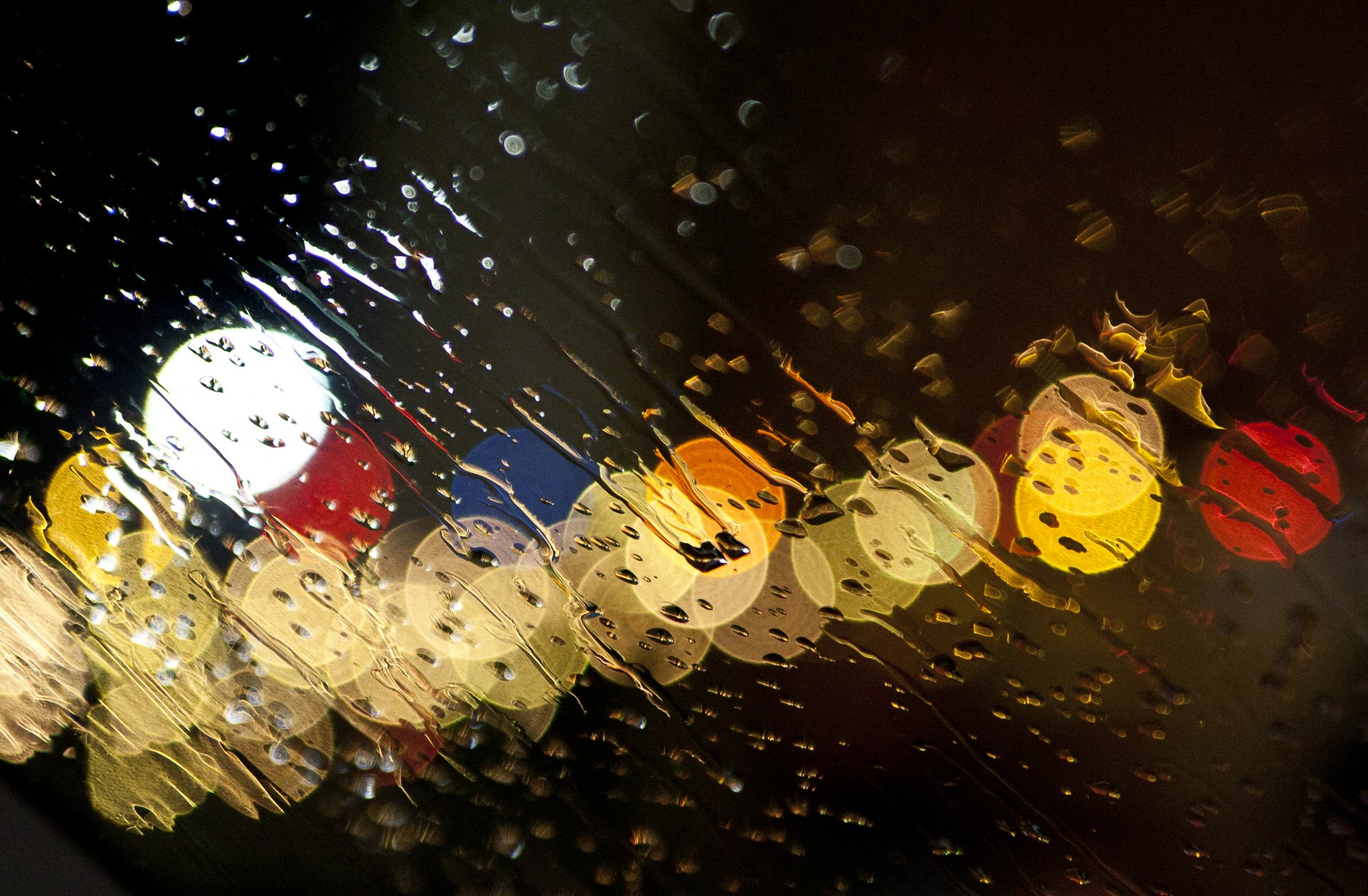 lluvia lluvia vidrio agua gotas arroyos luces vidrio rociado con agua en la noche cielo canon rebel xt