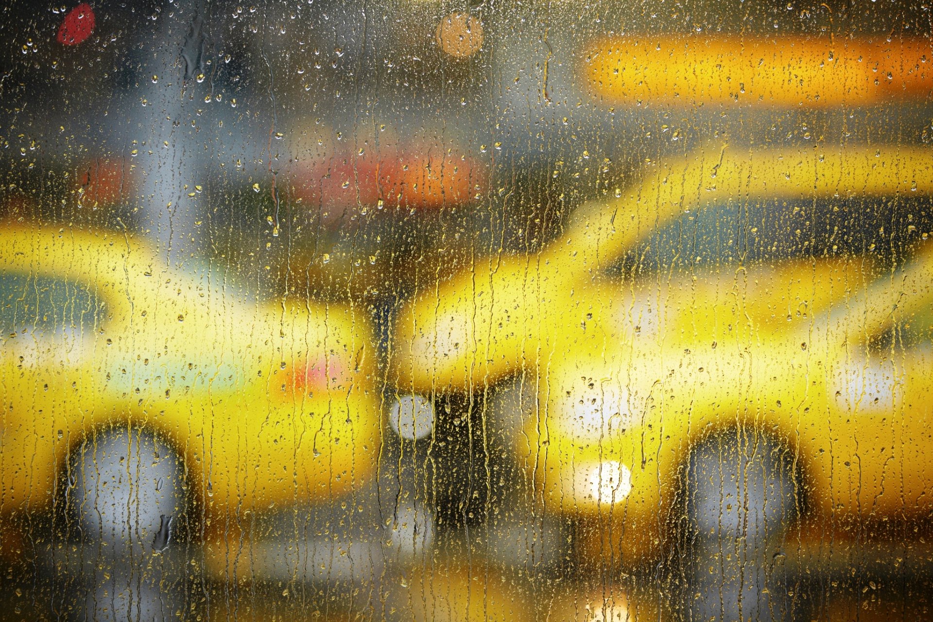 glas fenster tropfen regen bokeh taxi autos straße stadt