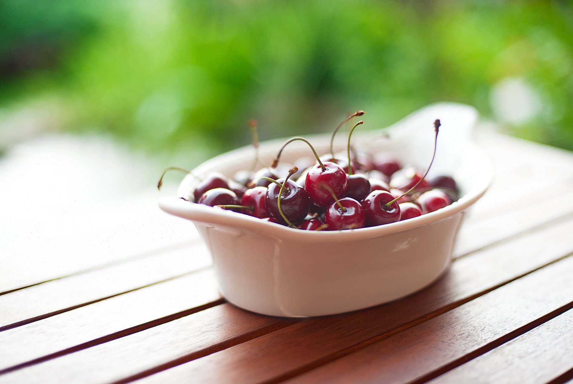 cerises plaque table gros plan