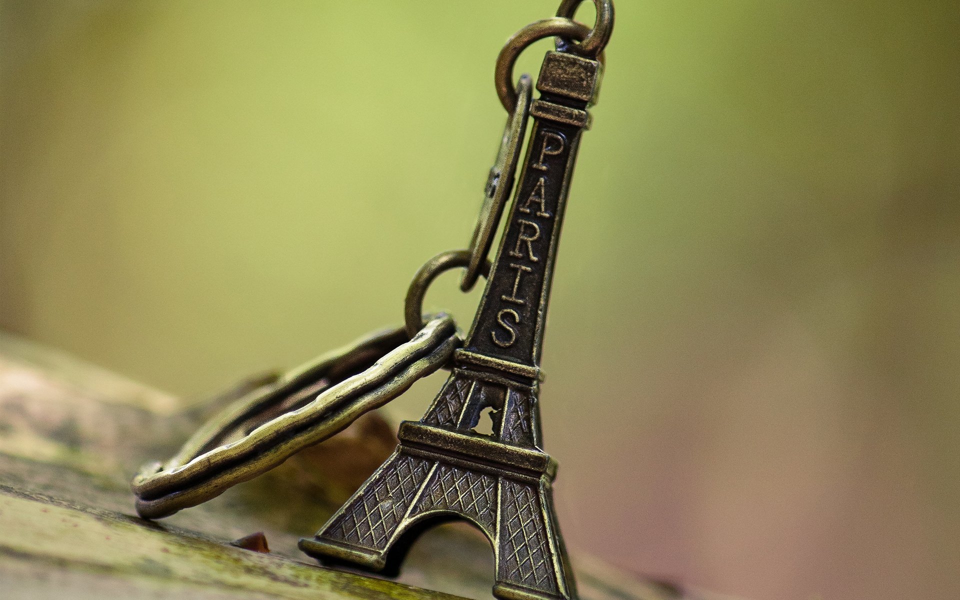 gros plan porte-clés tour eiffel paris souvenir