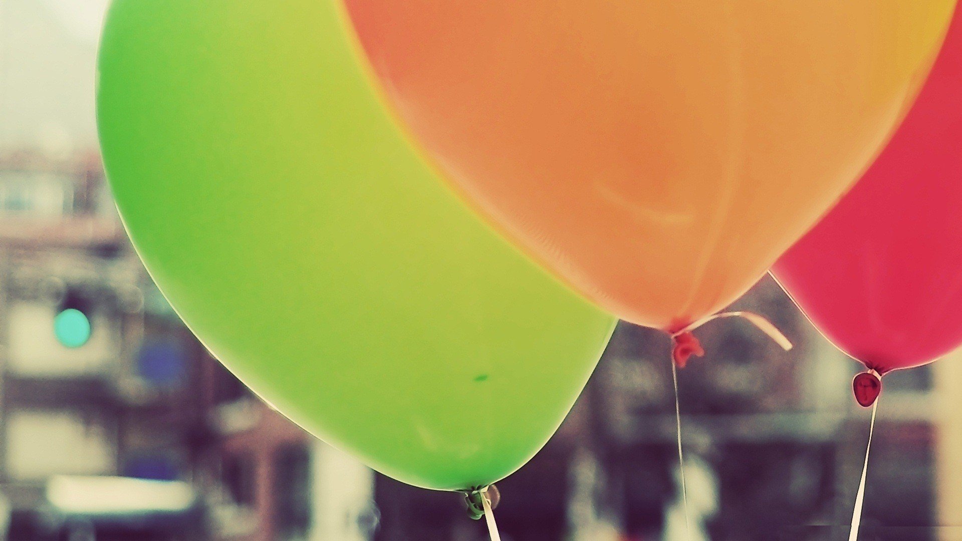 macro bright balloons balloons balloon green orange red ropes background wallpaper fullscreen