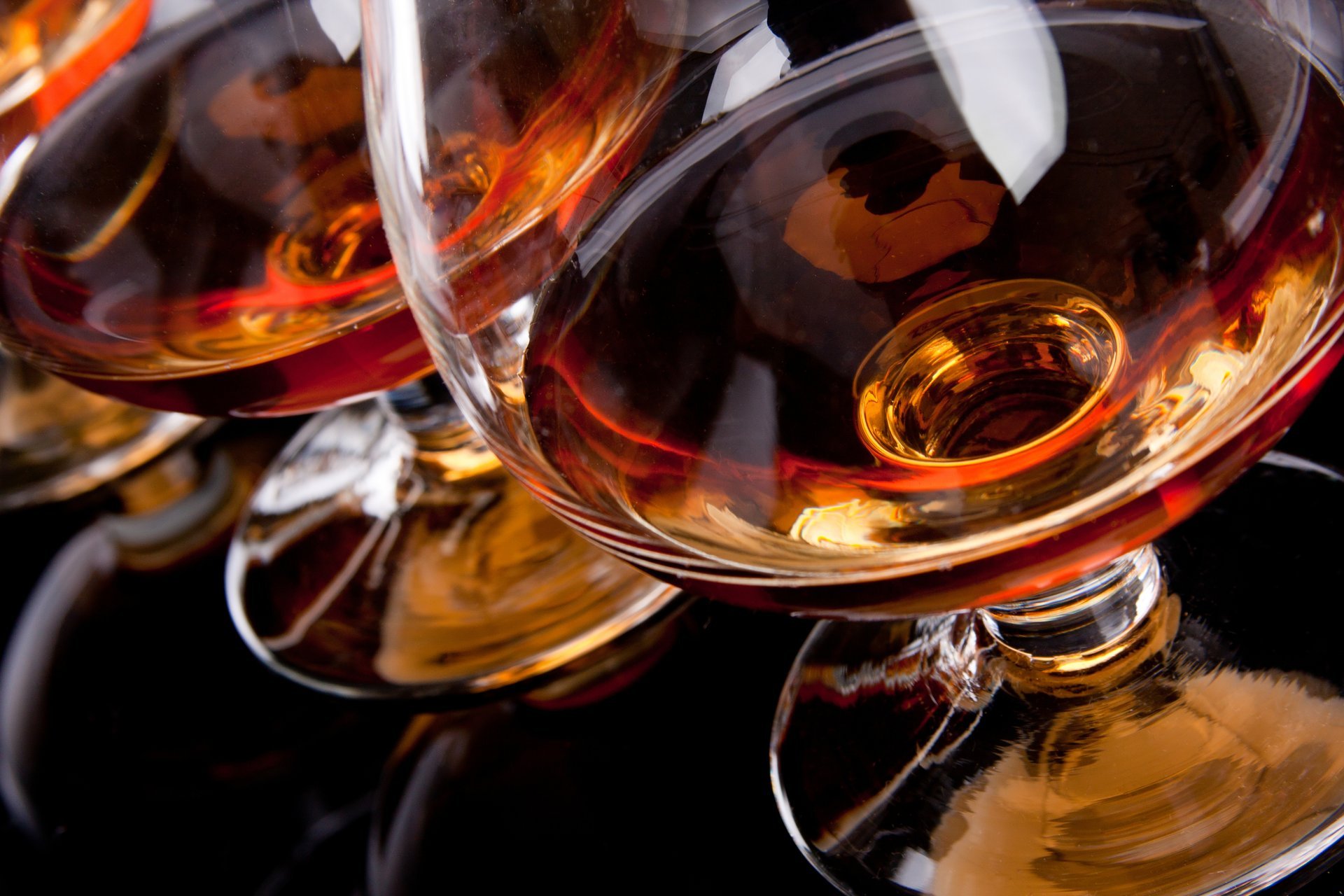 cognac verres à vin réflexion fond noir