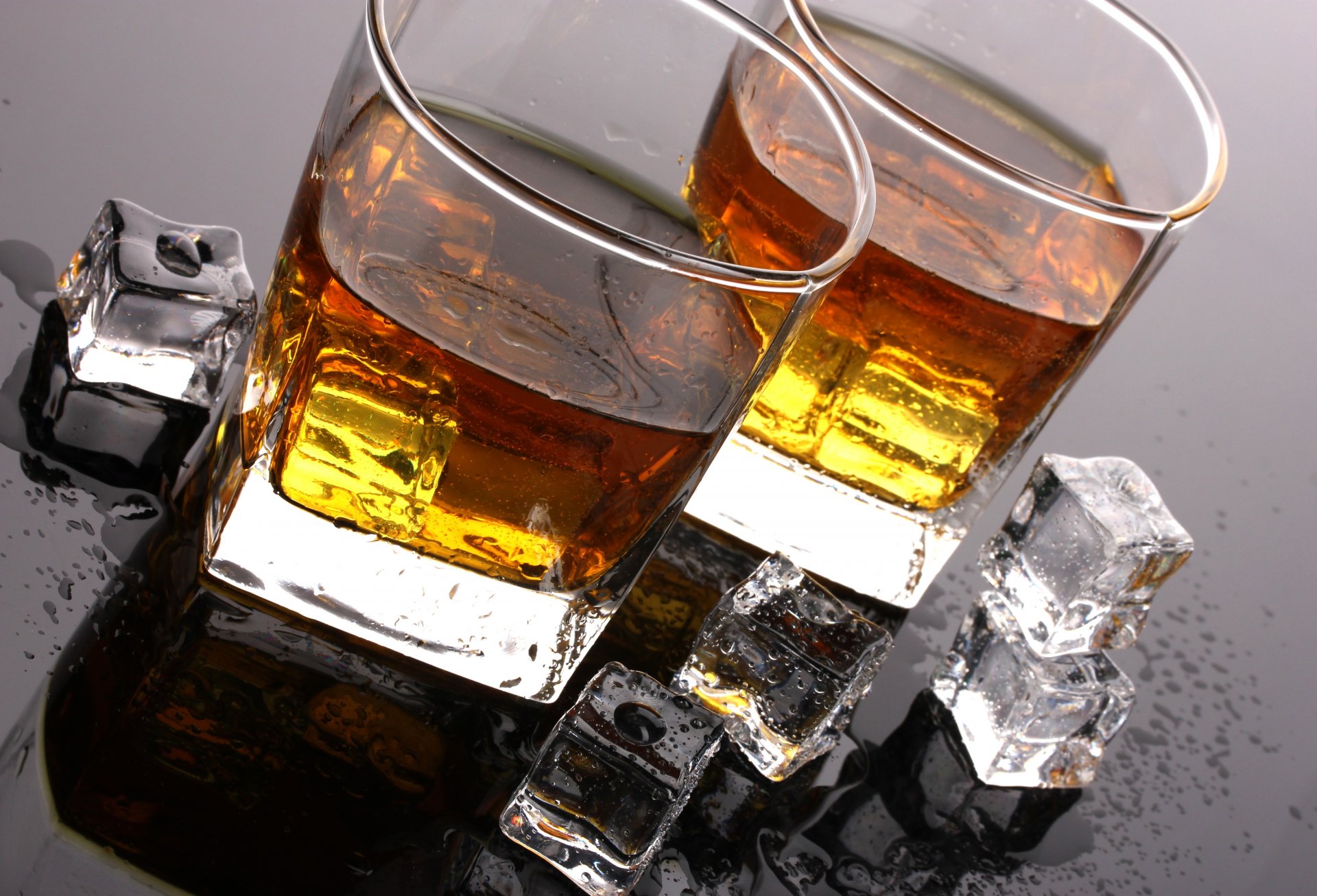 whisky hielo cubos gotas mesa bebida vasos vasos alcohol