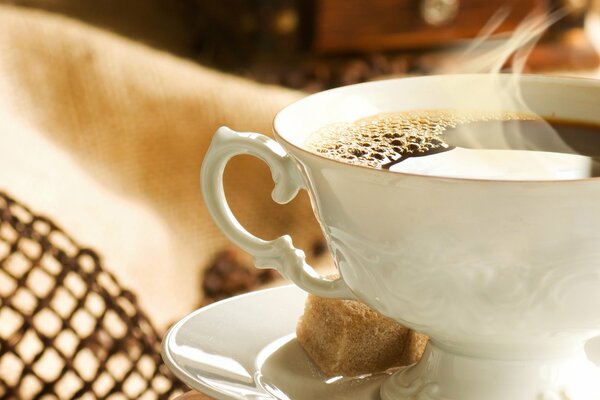 Tasse de café avec du sucre sur une soucoupe