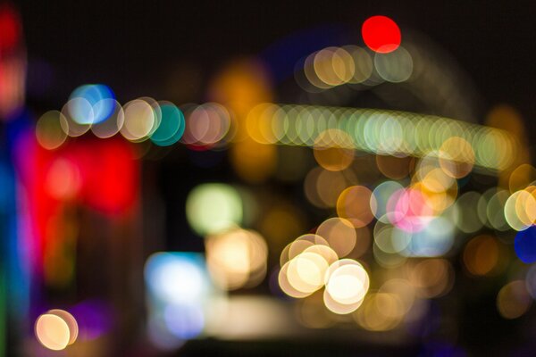 Luces borrosas de la ciudad nocturna