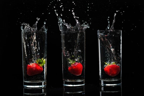 Strawberries were thrown into glasses with water