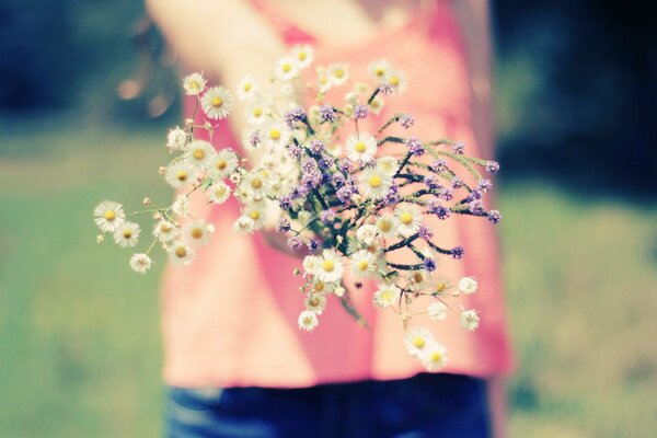 . Ragazza con fiori in natura