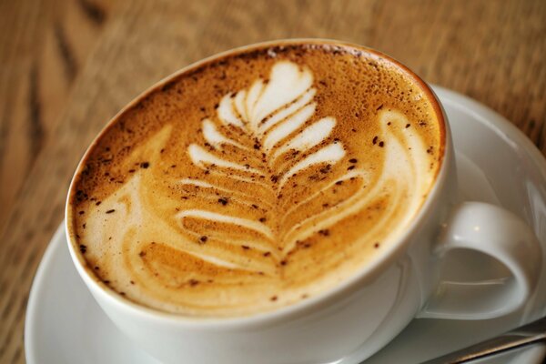 Patrón de coacción en una taza de capuchino