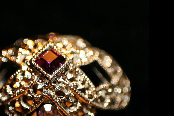 Złoty pierścionek z kamieniami szlachetnymi w kolorze brązowym