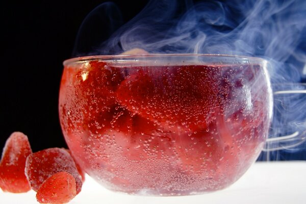 Thé aux fraises dans une tasse avec de la vapeur